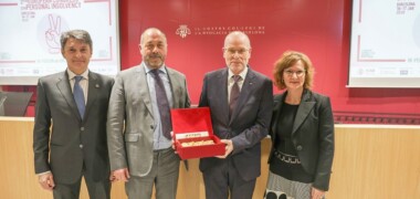 Foto de portada: els representants de la Cambra de Comerç amb el premi ICAB. Autor: cedida