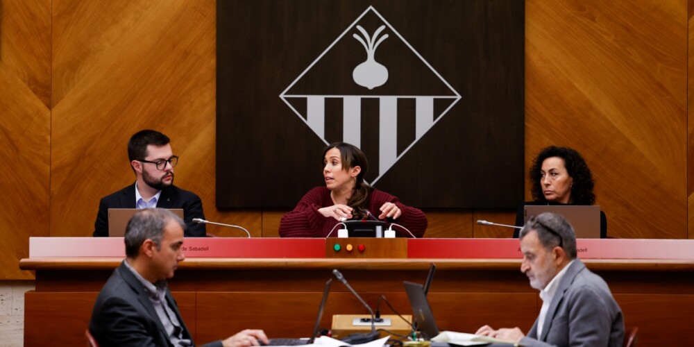 Foto portada: Eloi Cortés, Marta Farrés i Montse González, al ple. Autor: D.Jiménez.