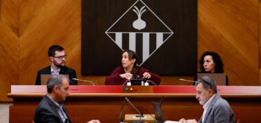 Foto portada: Eloi Cortés, Marta Farrés i Montse González, al ple. Autor: D.Jiménez.