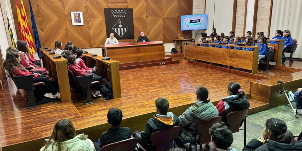 Foto de portada: rebuda institucional a les escoles que participen en el projecte de Cultura Emprenedora. Autor: cedida