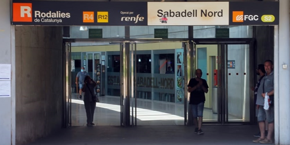 L'entrada a l'estació Sabadell Nord, el mes de juliol. Autor: Lucía Marín.