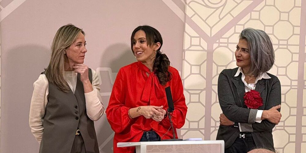 Sílvia Mulero (Fundació Banc Sabadell), Marta Farrés i Beatriz Morilla (Empieza por Educar), durant la presentació de l'acord. Autor: cedida.