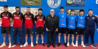 Foto de portada: Jugadors de l'Hospitalet, a la seva dreta els palistes del Club. Autor: Cedida