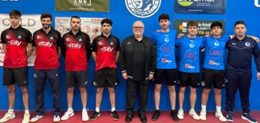 Foto de portada: Jugadors de l'Hospitalet, a la seva dreta els palistes del Club. Autor: Cedida