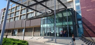 Foto portada: exterior dels jutjats de Terrassa, en una imatge d'arxiu.