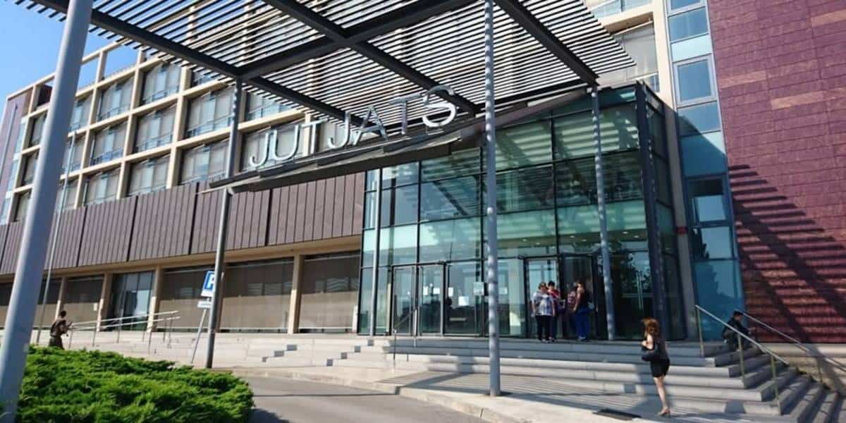 Foto portada: exterior dels jutjats de Terrassa, en una imatge d'arxiu.