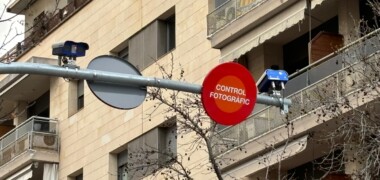 Foto portada: càmeres de trànsit al carrer de les Tres Creus. Autor: J.d.A.