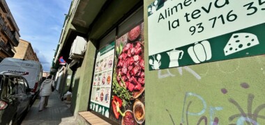 Foto portada: exterior de l'establiment on es va produir l'atracament amb arma blanca. Autor: J.d.A