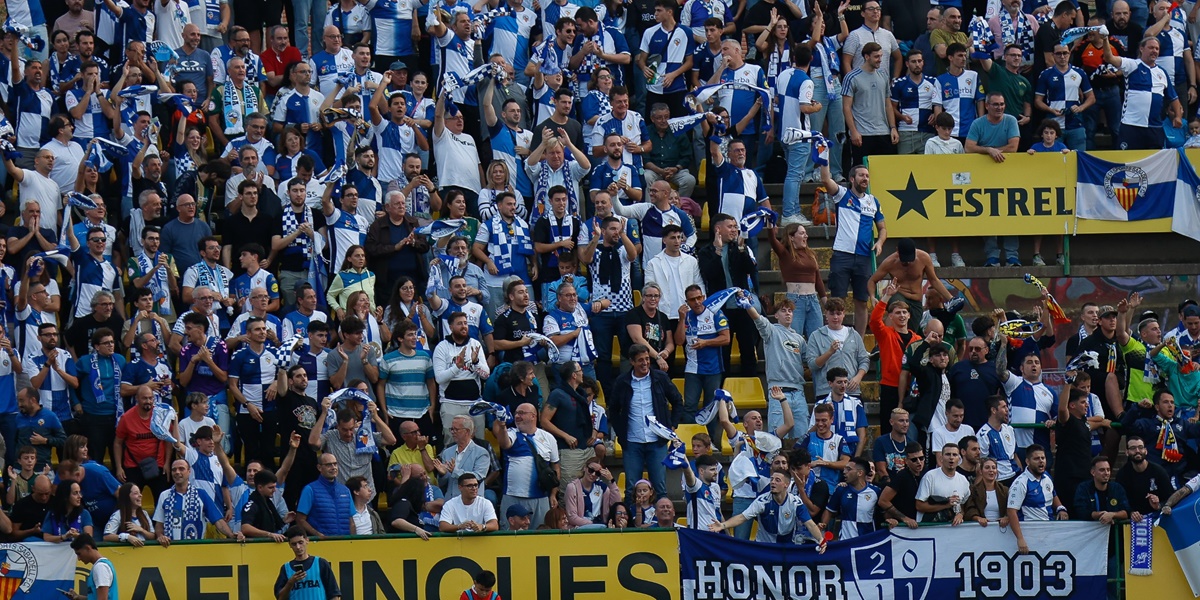 Foto de portada: Els arlequinats desplaçats al Narcís Sala en el partit de la primera volta. Autora: Dihör