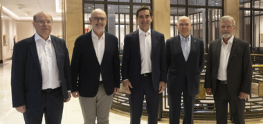 Carlos Torres, amb els presidents de les fundacions, després de la trobada on s'ha anunciat que el premi Sant Joan de novel·la tindrà categoria juvenil