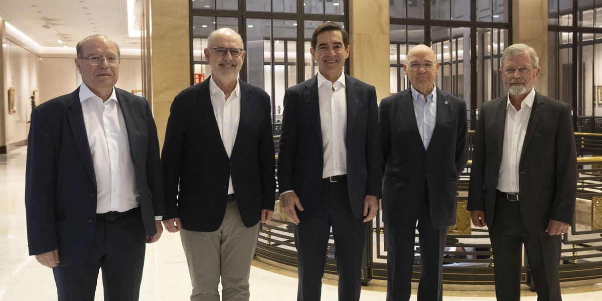 Carlos Torres, amb els presidents de les fundacions, després de la trobada on s'ha anunciat que el premi Sant Joan de novel·la tindrà categoria juvenil