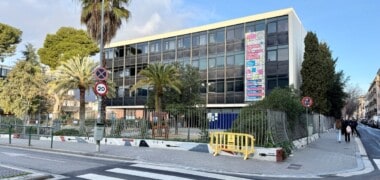 L'institut Escola Industrial, on han trobat una persona morta enganxada en una finestra aquesta nit. Autor: ACN.