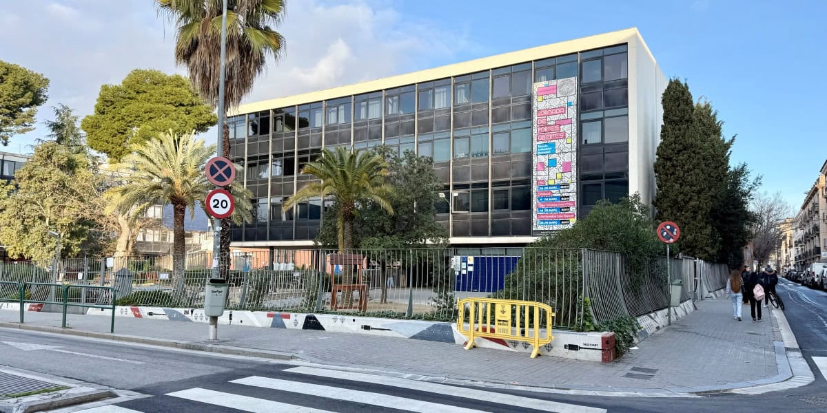 L'institut Escola Industrial, on han trobat una persona morta enganxada en una finestra aquesta nit. Autor: ACN.