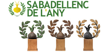 Detall de les tres escultures del Premi Sabadellenc de l'Any 2021, 2022 i 2023. L'autor és Ramiro Fernández Saus i cada any l'escultura és diferent.