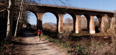 Un corredor, per un dels camins del riu Ripoll, al seu pas pel pont de la Salut. Autor: D.Jiménez.