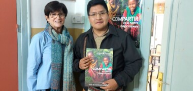 Foto de portada: Bladimir Carlos, membre de Red Muqui, acompanyat de la responsable de Mans Unides Sabadell, Concepció Cabanes. Autor: Albert P.