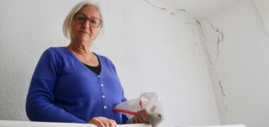 Lola Sánchez, al dormitori de casa seva afectat per les obres. Autor: acn.
