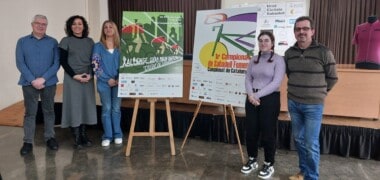 Joaquim Vilaplana, Antoni Soler i la 2a tinent d'alcaldessa Montse González, acompanyats de les dues alumnes que han creat els cartells de les curses d'enguany, amb el Campionat Femení de Sabadell com a gran novetat. Autor: Albert P