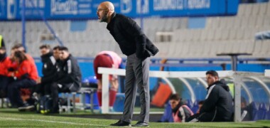 Movilla, observant el partit donant instruccions constantment. Autora: Dihör