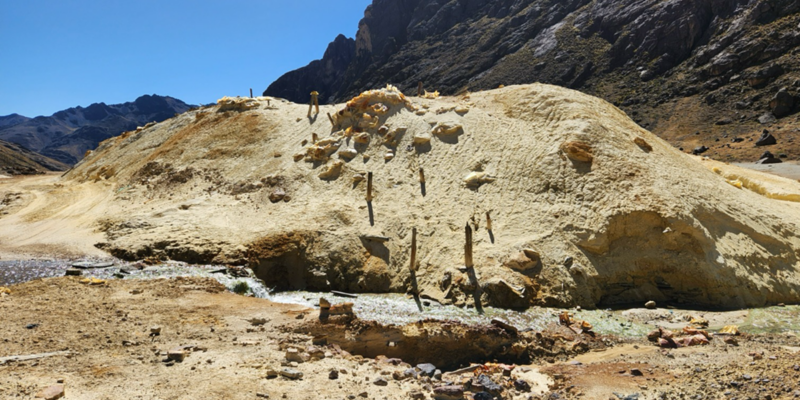 Residus  miners que queden exposats a l'aigua i aire, coneguts també com a Passius Ambientals Miners situats en la part alta de la conca del Riu Rímac, principal font de proveïment d'aigua potable per a algunes zones de Lima. Autor: Red Muqui
