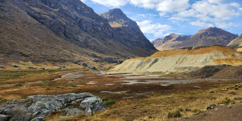 Residus  miners que queden exposats a l'aigua i aire, coneguts també com a Passius Ambientals Miners situats en la part alta de la conca del Riu Rímac, principal font de proveïment d'aigua potable per a algunes zones de Lima. Autor: Red Muqui