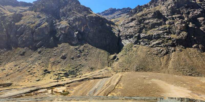 Residus  miners que queden exposats a l'aigua i aire, coneguts també com a Passius Ambientals Miners situats en la part alta de la conca del Riu Rímac, principal font de proveïment d'aigua potable per a algunes zones de Lima. Autor: Red Muqui