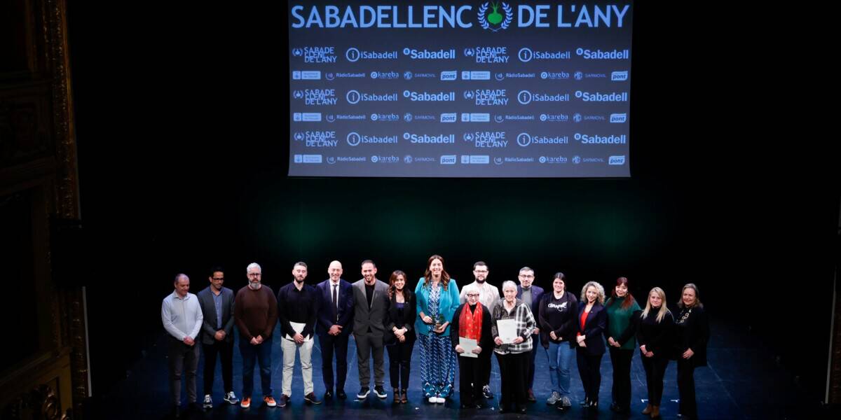 Els finalistes del Sabadellenc de l'Any 2024, amb els regidors. Autor: D. Jiménez.