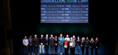 Els finalistes del Sabadellenc de l'Any 2024, amb els regidors. Autor: D. Jiménez.