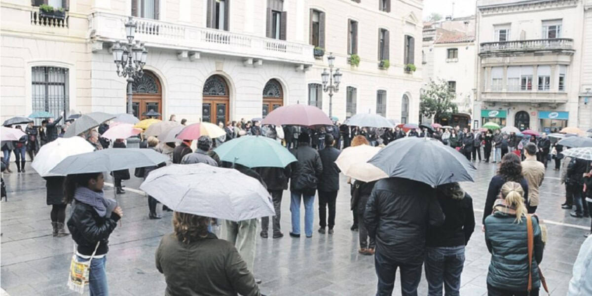 Foto portada: minut de silenci a Sabadell el 25 de març de 2015 per la tragèdia de Germanwings. Autor: David B.