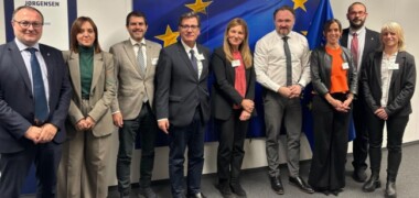 Alcaldes de l'Arc Metropolità amb el comissari europeu. Foto: cedida.