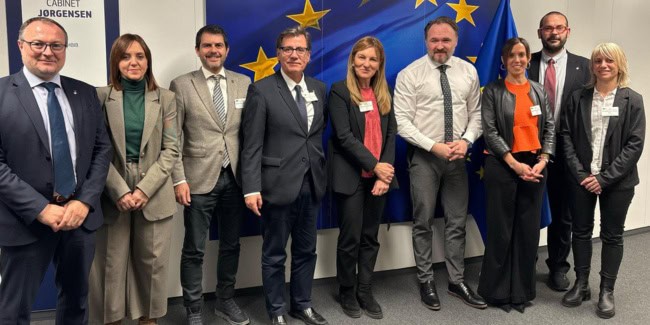 Alcaldes de l'Arc Metropolità amb el comissari europeu. Foto: cedida.