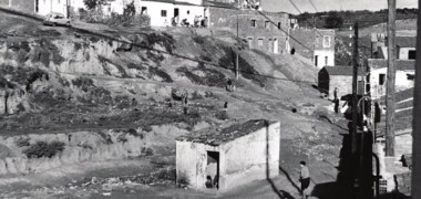 Foto portada: barraques a Sabadell, com a la pel·lícula 'El 47'. Autor desconegut.
