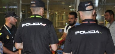 Foto portada: agents de la Policia Nacional amb alguns dels ciutadans expulsats, en molts casos multireincidents. Autor: Policia Nacional / cedida.