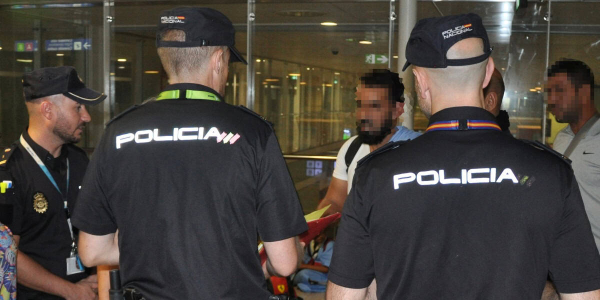 Foto portada: agents de la Policia Nacional amb alguns dels ciutadans expulsats, en molts casos multireincidents. Autor: Policia Nacional / cedida.