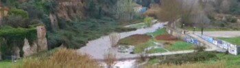 El pas del pont de la Salut durant el temporal Jana. Font: captura de vídeo de la Secció de Natura de la UES / Instagram.