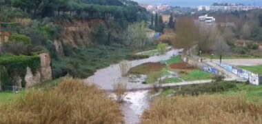 El pas del pont de la Salut durant el temporal Jana. Font: captura de vídeo de la Secció de Natura de la UES / Instagram.