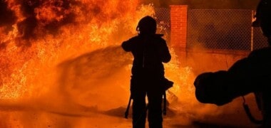 Foto portada: Bombers apagant un incendi de contenidors causat per algun piròman. Foto: Bombers / cedida.