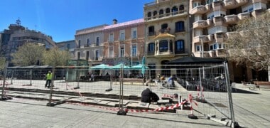 Foto portada: operaris revisant les fonts del Passeig de la plaça Major. Autor: J.d.A.