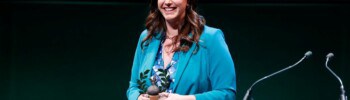 Maica Garcia, amb el guardó del Premi Sabadellenc de l'Any 2024. Autor: D. Jiménez