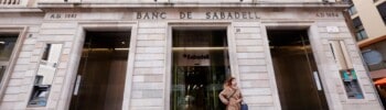 Foto portada: la seu social del Banc Sabadell, ubicada al número 20 de la plaça Sant Roc de Sabadell, fa uns dies. Autor: D.Jiménez.