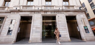 Foto portada: la seu social del Banc Sabadell, ubicada al número 20 de la plaça Sant Roc de Sabadell, fa uns dies. Autor: D.Jiménez.