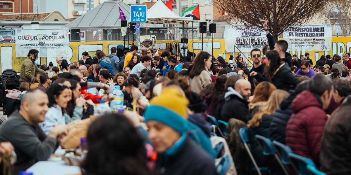 Foto portada: un moment de la calçotada popular a Can Capablanca. Autor: cedida.
