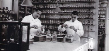 Vista del Laboratori de la farmàcia cooperativa de 1937. En plena feina Josep Pellissa Barberà i Josep Lassalle Just. Arxiu particular. E. Masjuan