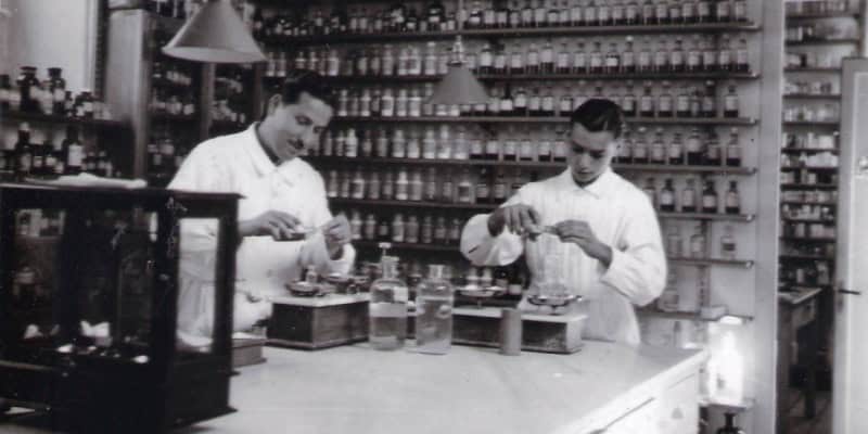 Vista del Laboratori de la farmàcia cooperativa de 1937. En plena feina Josep Pellissa Barberà i Josep Lassalle Just. Arxiu particular. E. Masjuan