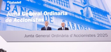 Foto portada: César González-Bueno i Josep Oliu, a la Junta d'Accionistes del Banc Sabadell, el 20 de març de 2025. Autor: D.Jiménez.