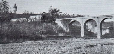 El Pont de la Salut, cap el 1925. R. Cabrera. Al costat, la taverna de Can Titoles.
