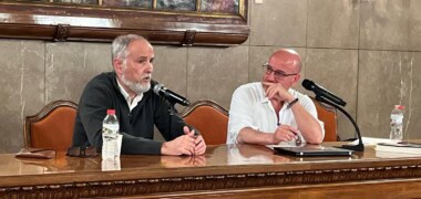 David Serrano, autor de 'Jedwabne. Una història universal', amb el periodista Plàcid Garcia-Planas. Autor: Jordi M.
