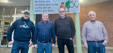 Eduardo Torres, amb membres de la junta directiva de Sant Julià. Autor: Jordi M.