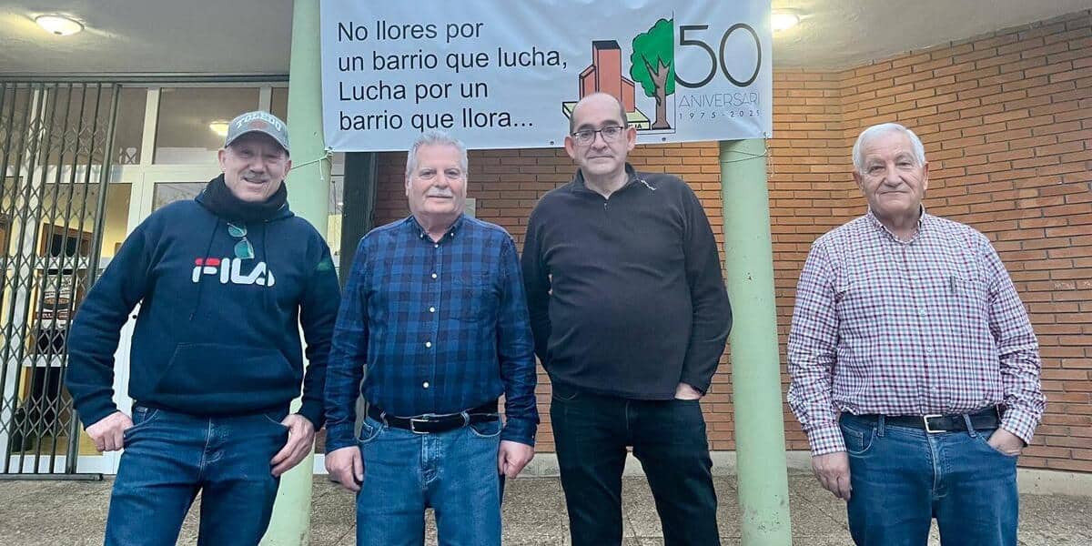 Eduardo Torres, amb membres de la junta directiva de Sant Julià. Autor: Jordi M.