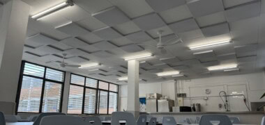 Foto de portada: Aula amb ventiladors. Ajuntament de Sabadell